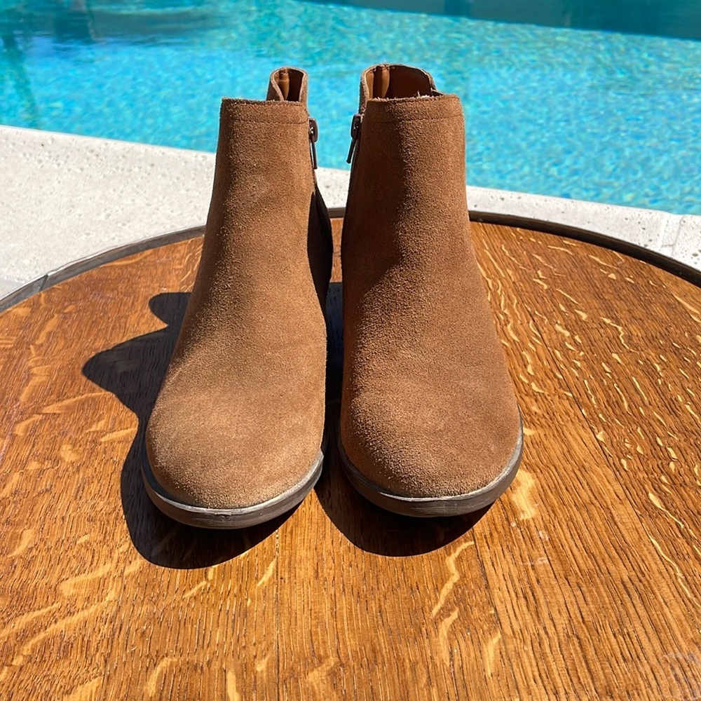 Kenzie tan ankle zip up boots | Size 9